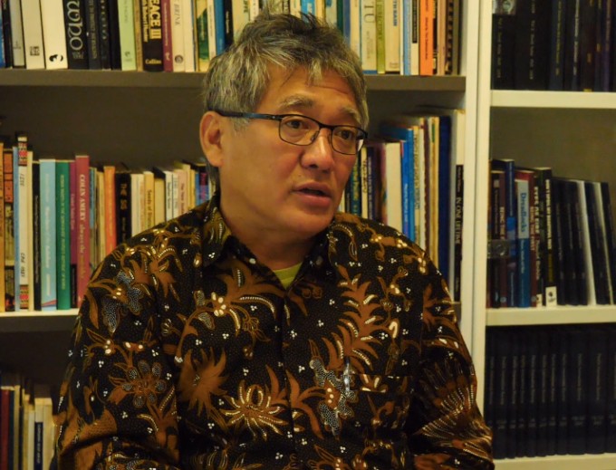 Andreas+Harsono+...+%E2%80%9CI+believe+if+I+am+a+journalist%2C+I+go+out+from+my+house+and+I+leave+behind+my+background%2C+my+religion%2C+my+nationality%2C+my+ethnic+background%2C+social+status+at+home.%22+Image%3A+Michael+Andrew%2FPMC