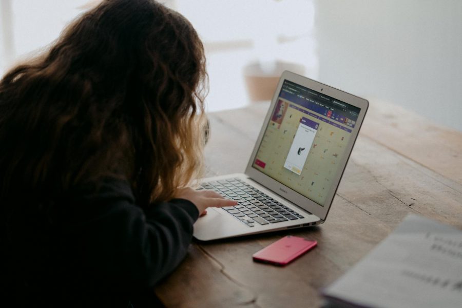 Young teen doing school work at home. Photo: Annie Spratt / Unsplash (CC BY-SA)